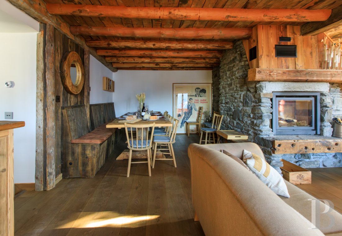 En Savoie, dans un hameau de la vallée de la Tarentaise, un grand chalet traditionnel rénové avec soin - photo  n°17